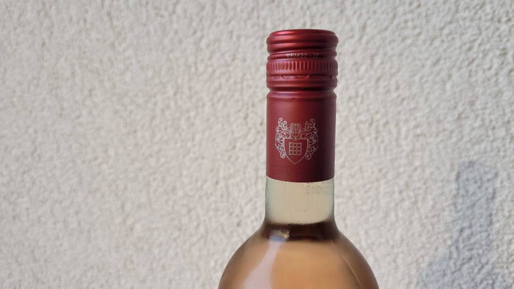 Roséwein getestet: Schraubverschluss von Roséwein in Nahaufnahme