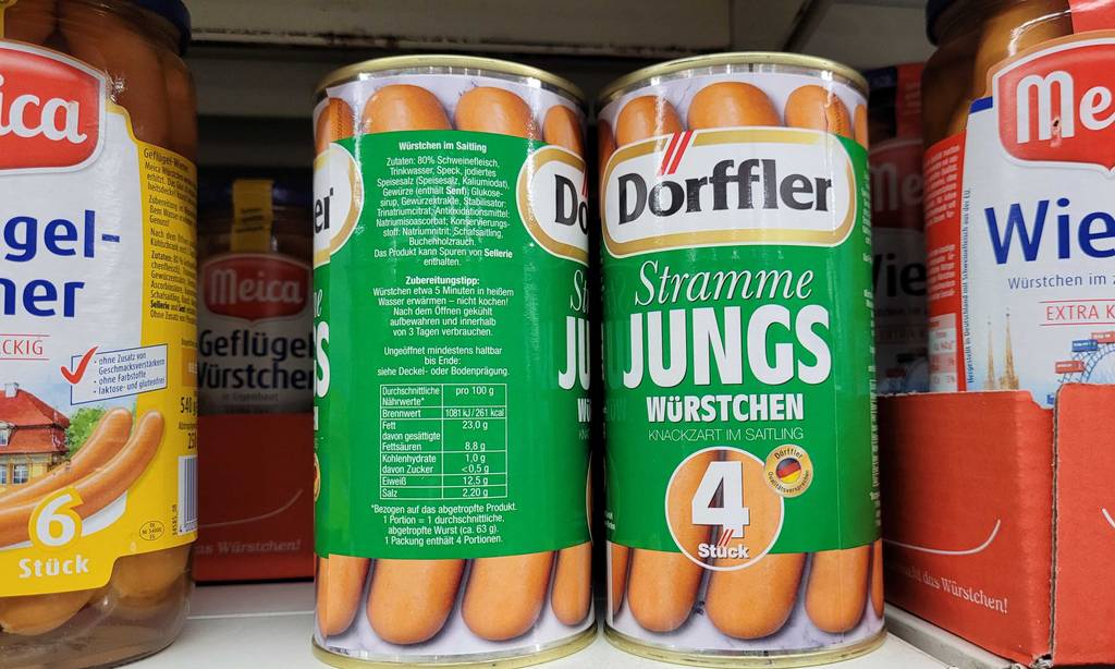 Mehrere Dosen der getesteten Dosenwurst stehen in einem Regal.