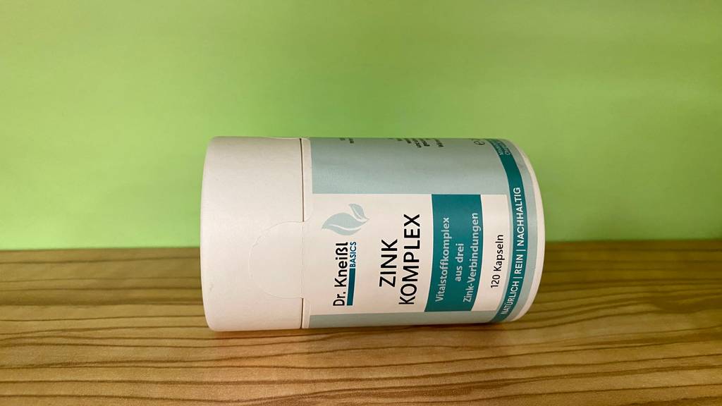 Zink-Test: Zink-Dose liegend auf Holzfläche mit 120 Kapseln darin.