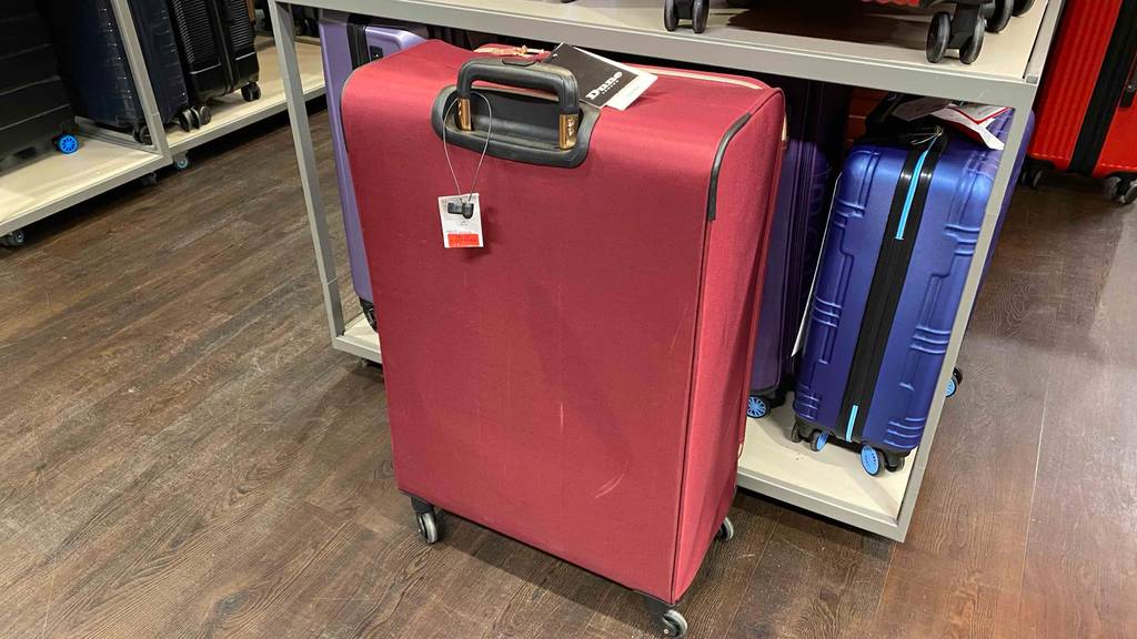 Im Test: Rückseite des Koffer XXL vor einem Regal.