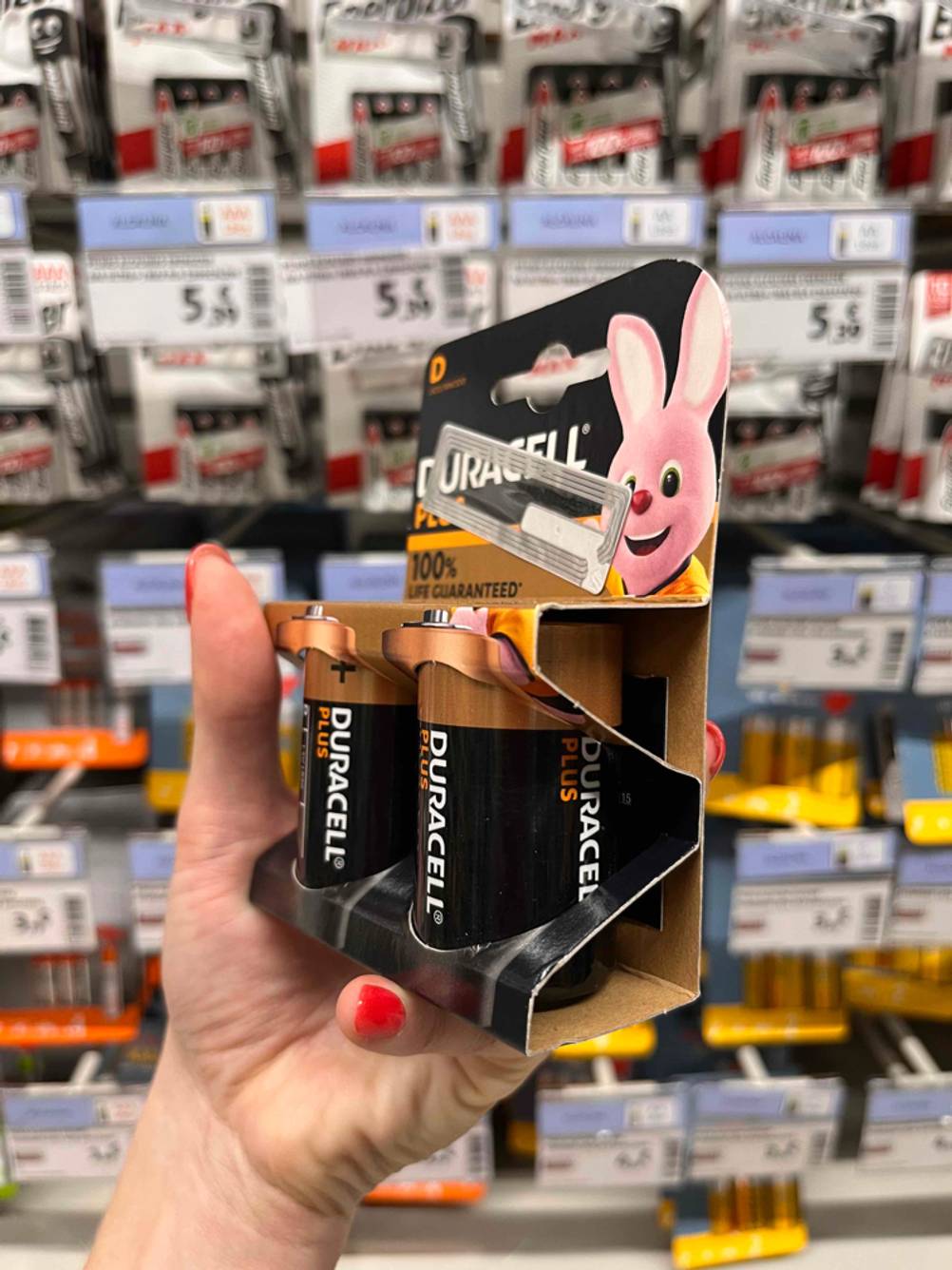 D-Batterien getestet: vor verschiedenen Batterien im Hintergrund Duracell-Plus-Doppelpack von der Seite in der Hand.