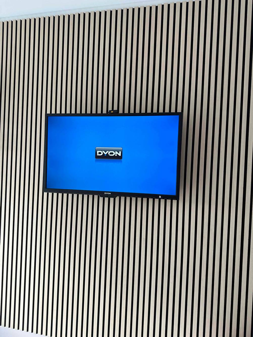 Dyon-Fernseher getestet: ein Dyon-Fernseher im eingeschalteten Zustand.