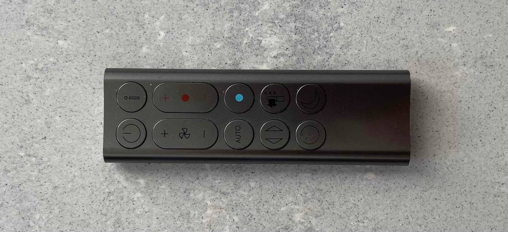 Schwarze Fernbedienung eines Dyson-Ventilators im Test.