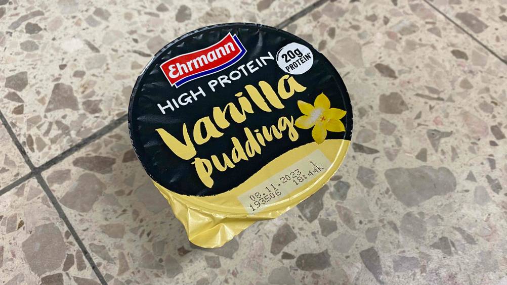 Protein Pudding im Test: Ein Becher Pudding von oben auf einer Fließenoberfläche
