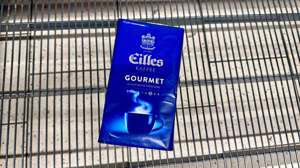 Test: Eine Packung Eilles-Kaffee liegt in einem leeren Regal.