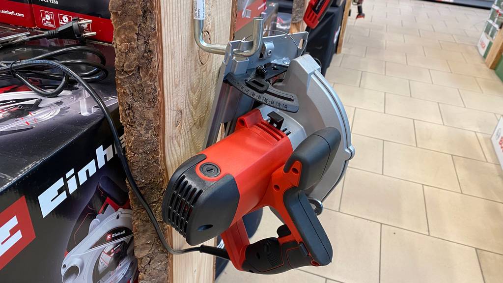 Handkreissäge-Test: Handkreissäge als Ausstellungsstück vor der Verpackung an einem Holzstück befestigt.