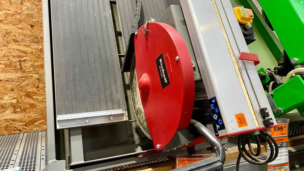 Steintrennmaschine getestet: eine Steintrennmaschine mit eingesetztem Sägeblatt.