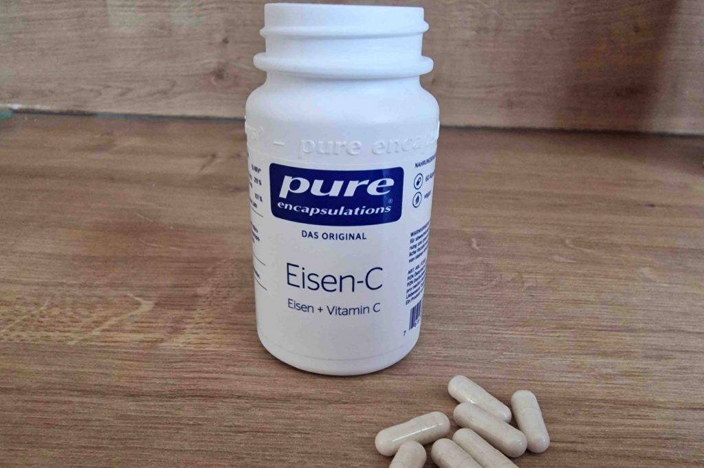 Im Test: Neben einer Dose Eisenpräparat liegen einige Kapseln