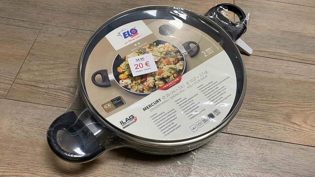 Servierpfanne getestet: Servierpfanne steht noch eingepackt auf einem Boden mit Preisschild darauf.