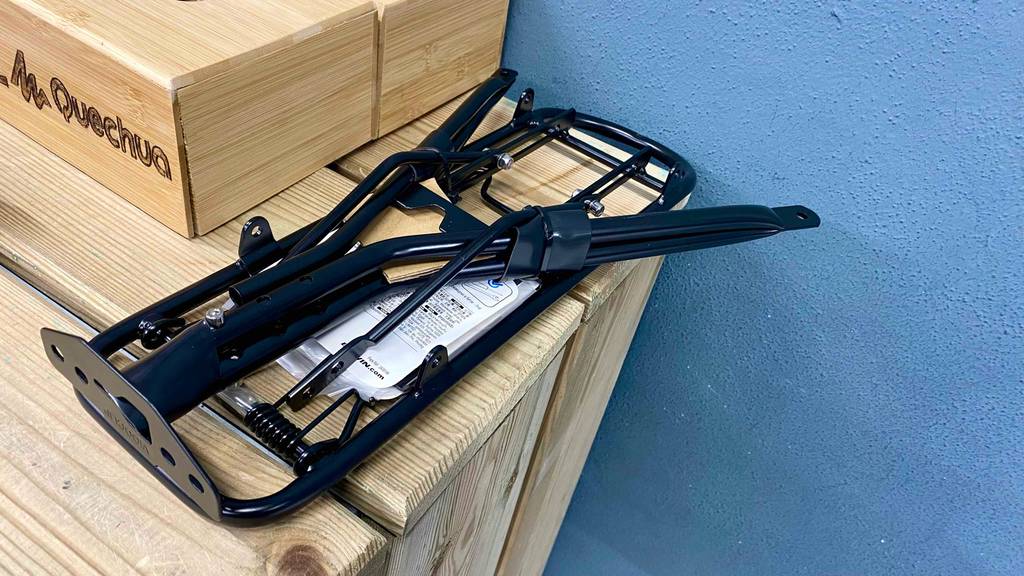Fahrrad-Gepäckträger im Test: ein Fahrrad-Gepäckträger von der Unterseite ersichtlich.