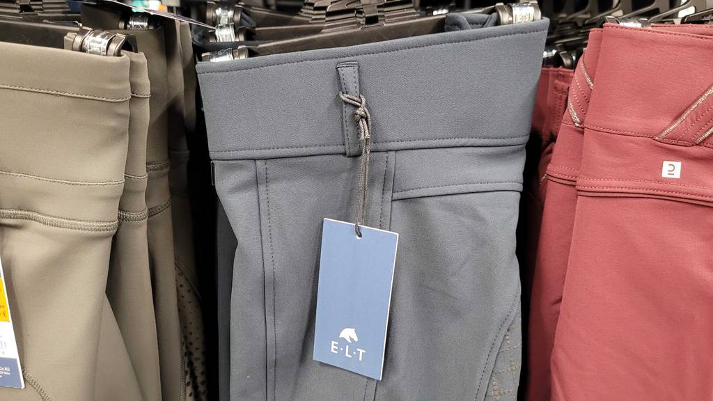 Der Bund der getesteten Damen-Reithose, worauf das Etikett hängt im Fokus.