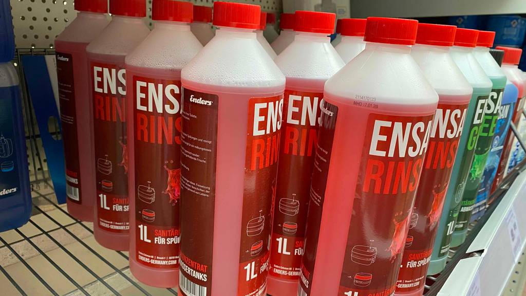 Mehrere Flaschen getestete Sanitärflüssigkeit stehen nebeneinander im Regal