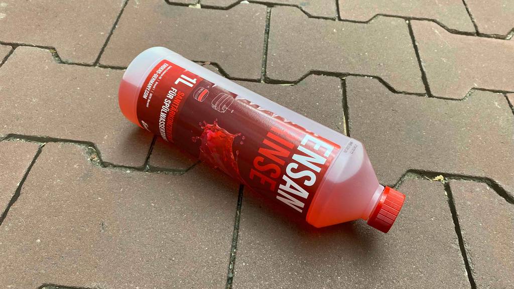 Sanitärflüssigkeit getestet: Eine Flasche liegt quer auf einem Steinboden