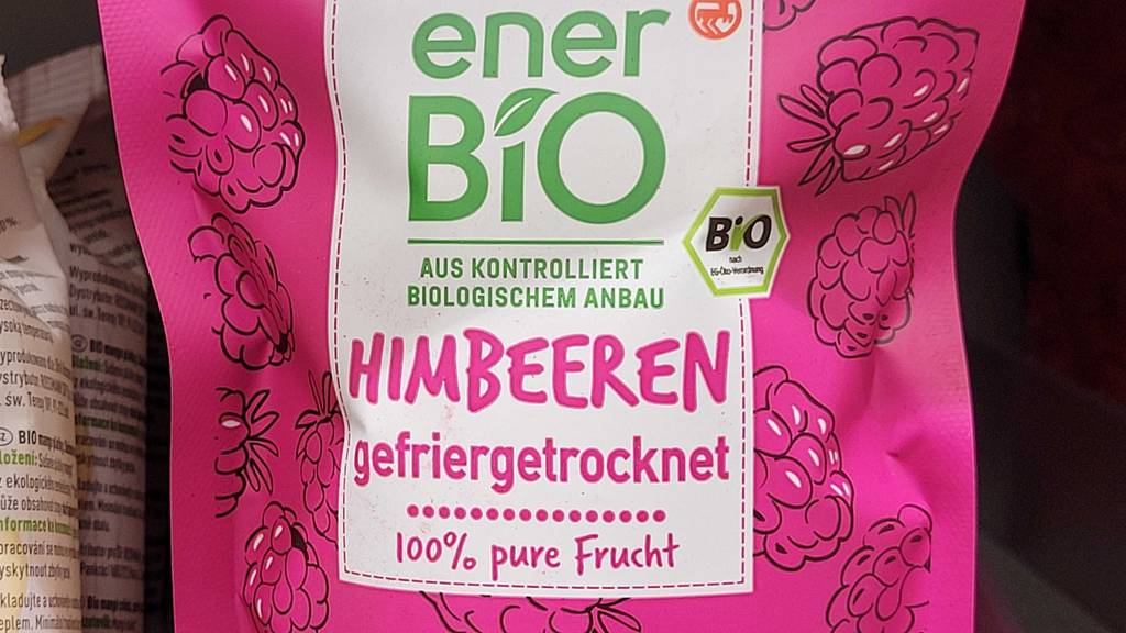 Nahaufnahme der Verpackung von getesteten gefriergetrockneten Himbeeren worauf das Bio-Siegel zu sehen ist.