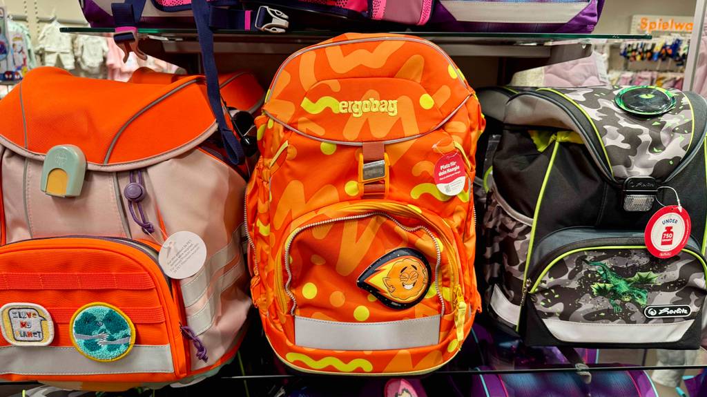 Test: Ein Ergobag-Schulranzen befinden sich neben anderen Schulranzen in einem Geschäft.