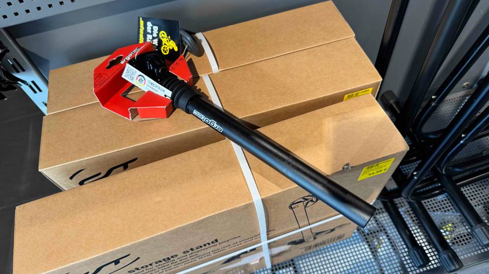 Die getestete Ergotec-Sattelstütze liegt auf einem Karton.