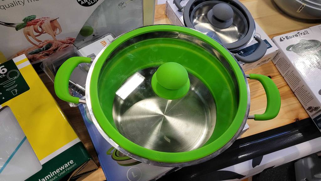 Camping-Kochgeschirr-Test: Ein Topf mit Deckel auf mehreren Kartons.