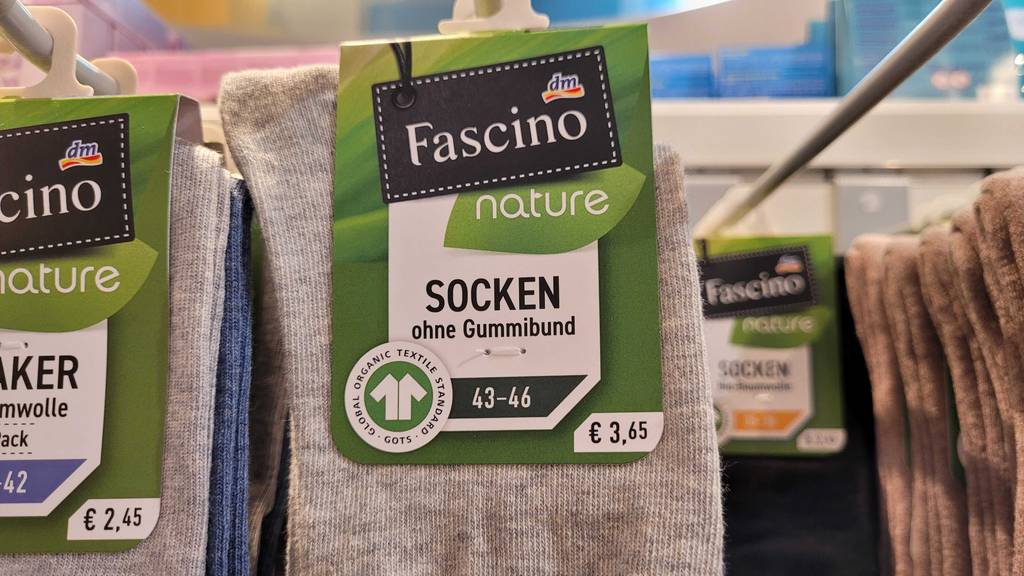 Diabetikersocken im Test: Das Etikett der Diabetikersocken mit dem Preis und Größe darauf ersichtlich.