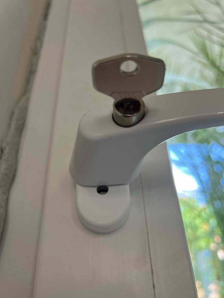 Abschliessbarer Fenstergriff getestet: Der Griff von unten mit eingestecktem Schlüssel