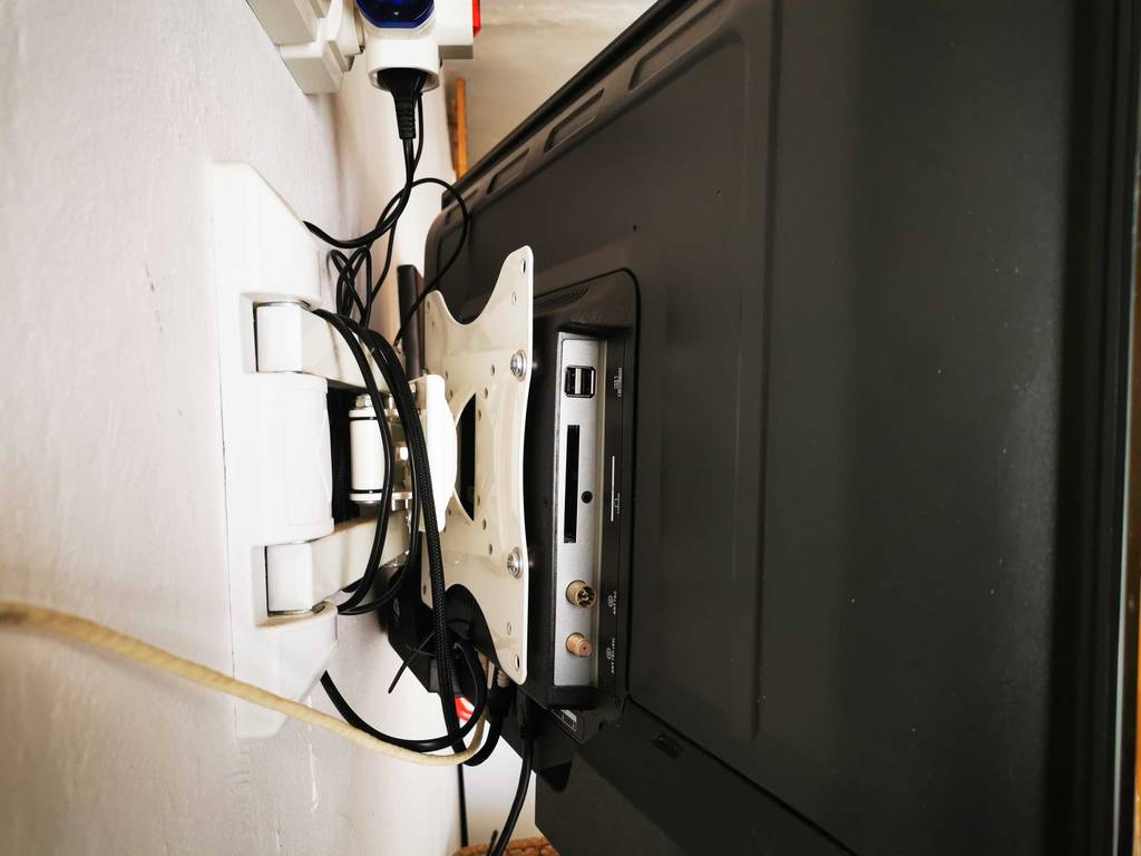 Nahaufnahme des Mechanismus zur Befestigungs des getesteten Fernsehers bis 200 Euro.