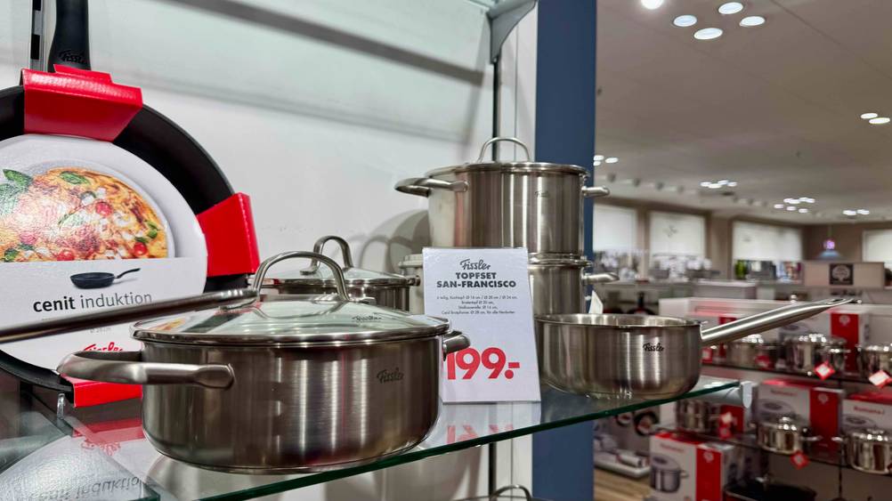 Mehrere Teile aus dem Fissler-Topfset, das getestet wurde, stehen auf einer Glasplatte.