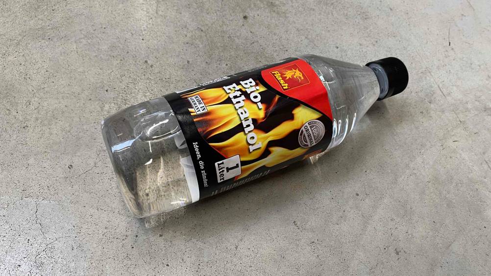 Bioethanol getestet: Eine Flasche liegt auf einem Steinboden