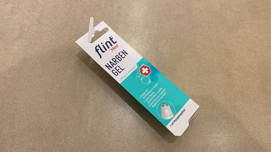 Auf einer beigen Fläche liegt eine Packung des getesteten Narbengels.