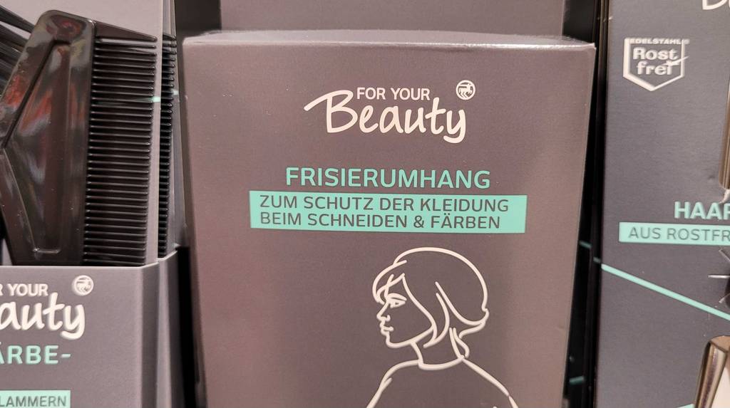 Oberer Teil der Verpackung des getesteten Friseurumhangs mit Hinweis zur Anwendung.