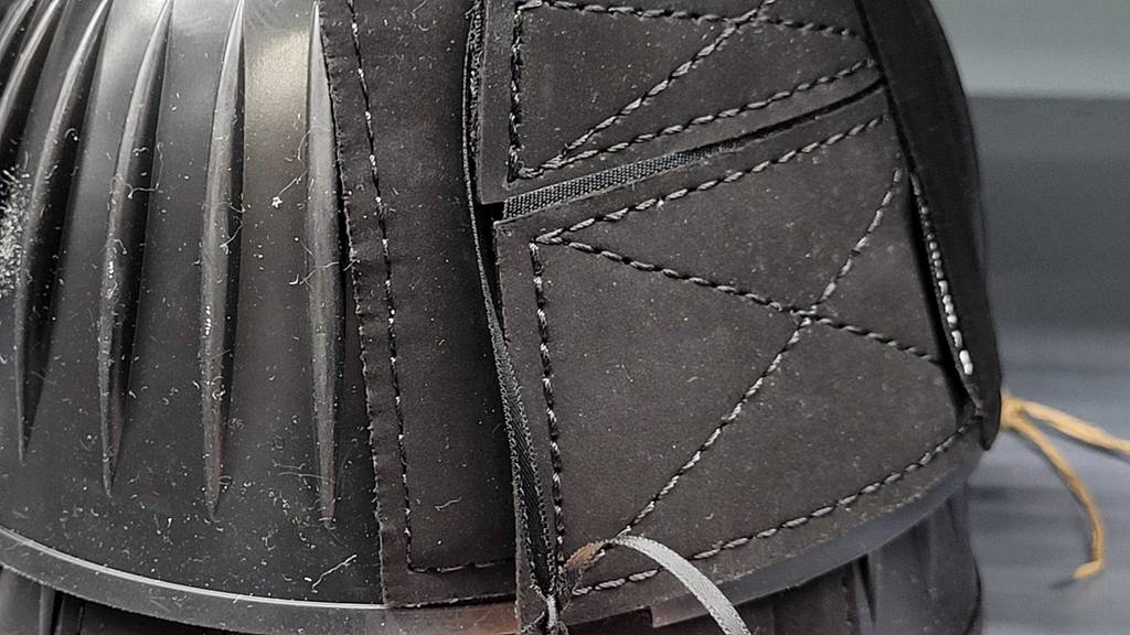 Hufglocken-Test: Der Stoff-Verschluss einer schwarzen Hufglocke im Fokus.