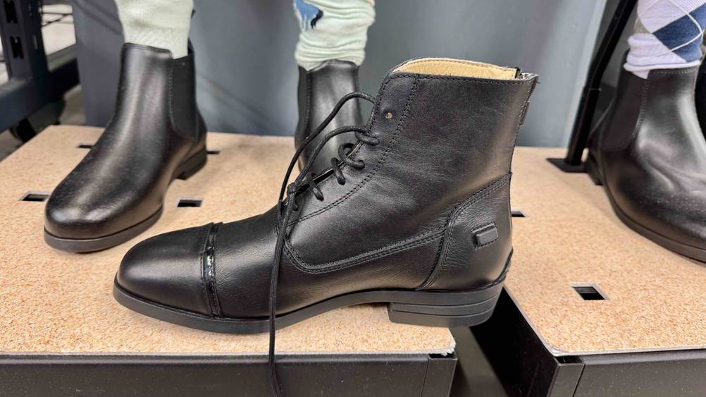 Der getestete Lederreitstiefel von der Seite ersichtlich.