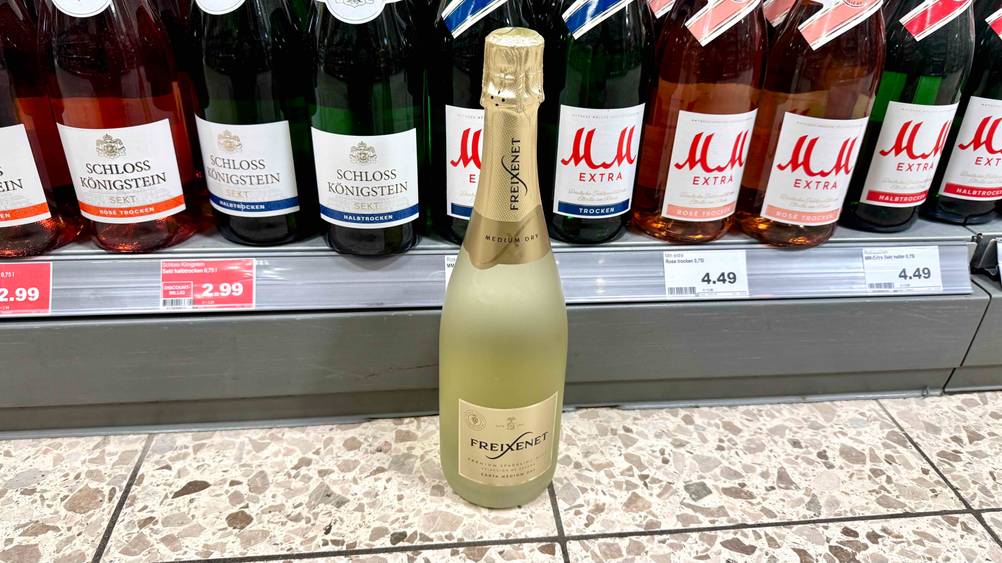 Eine Flasche des getesteten Freixenet-Sekts steht vor einem Getränkeregal.