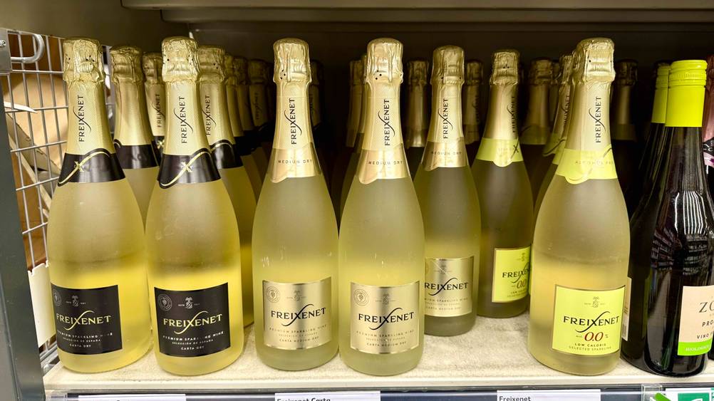 Mehrere Flaschen des getesteten Freixenet-Sekts stehen in einem Regal.