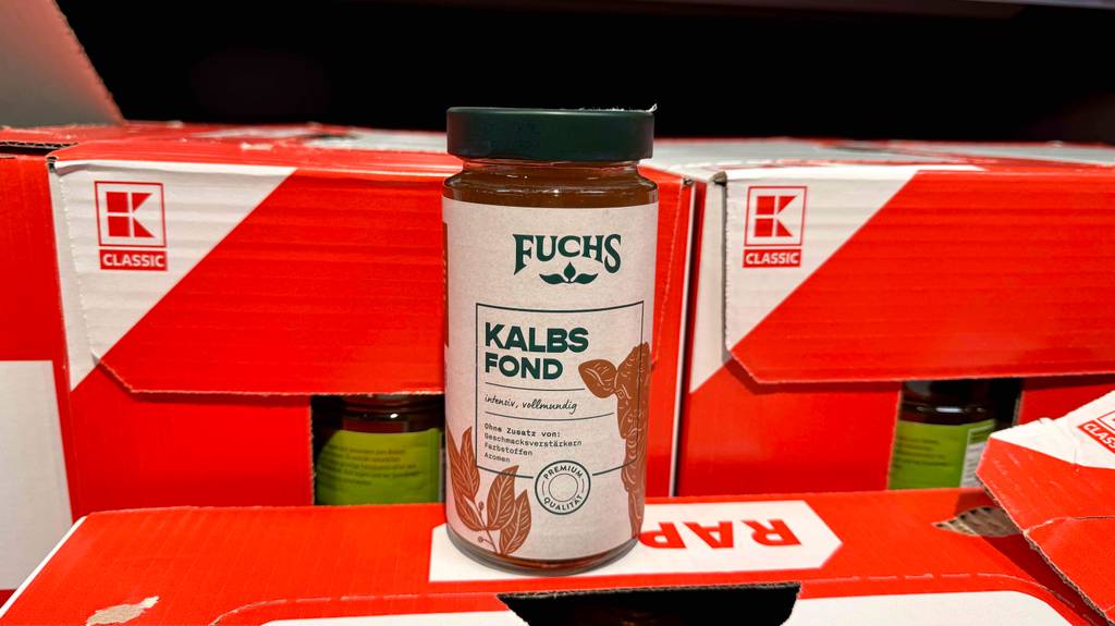 Getestetes Kalbsfond steht auf rot-weißen Kartons.