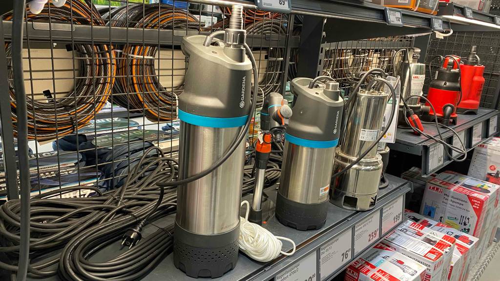 Tauchdruckpumpe getestet: mehrere Tauchdruckpumpen Gardena stehen in einem Geschäft.