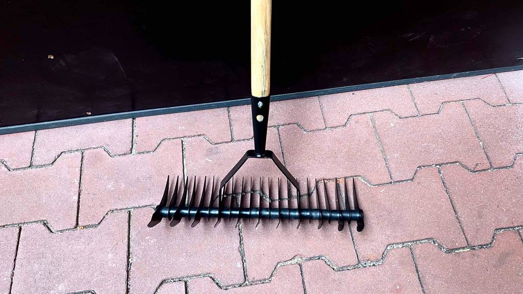 Die Messer eines getesteten Rasenlüfters im Fokus.