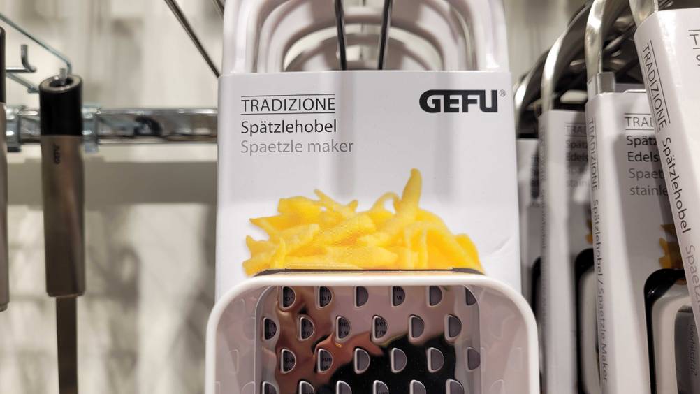 Die Verpackung der getesteten Spätzlehobel im Fokus.