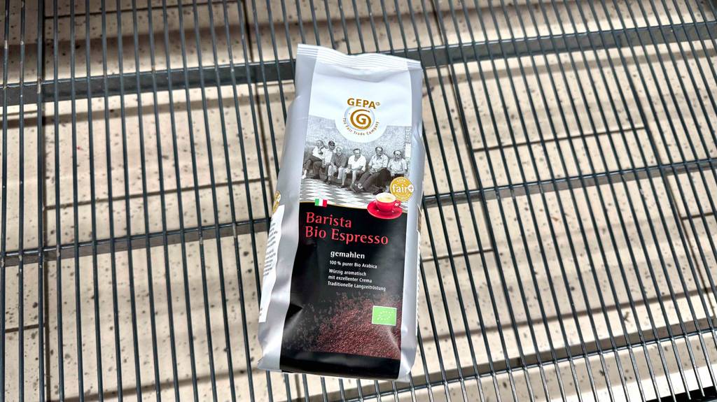 Gepa-Kaffee Test: Eine Packung Kaffee liegt in einem leeren Regal.