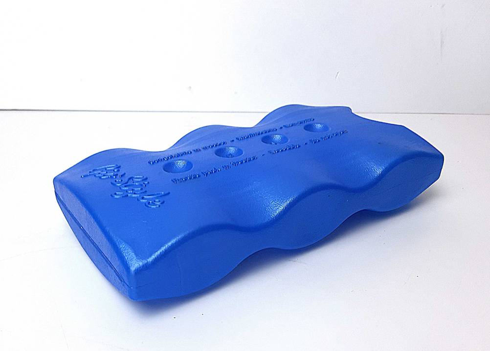 Der getestete Gel-Kühlakku in der Farbe Blau liegt auf einer weißen Fläche.
