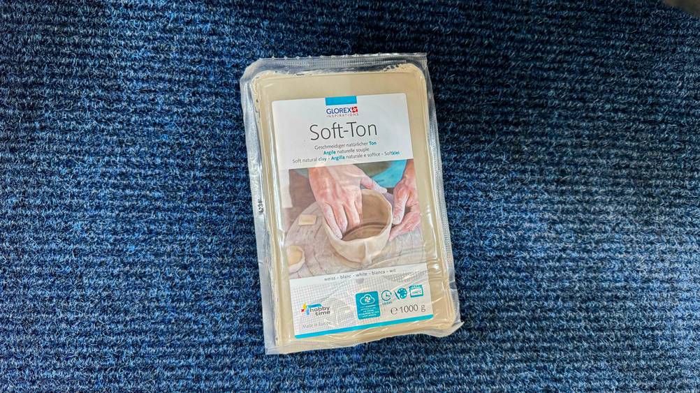Der getestete Soft-Ton liegt auf einem blauen Stoff.