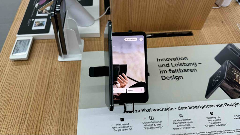 Ein getestetes Phablet, bei dem eine Seite aufgeklappt ist.