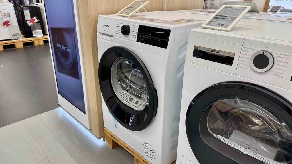 Der getestete Gorenje-Wärmepumpentrockner steht im Geschäft neben einem Gerät der Marke Bosch.