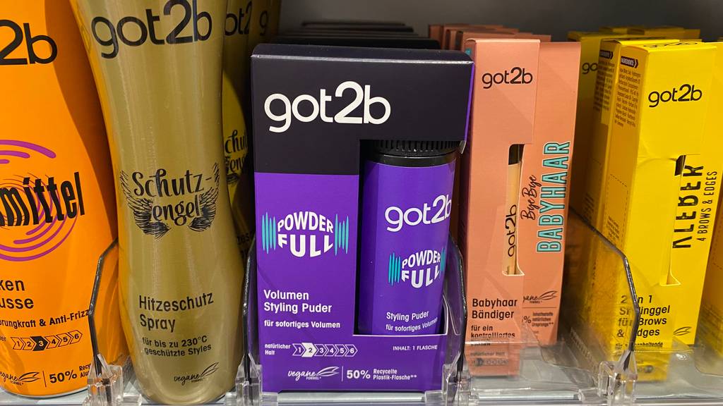 Volumenpuder-Test: Volumenpuder der Marke Got2b neben anderen Produkten in einem Regal stehend.