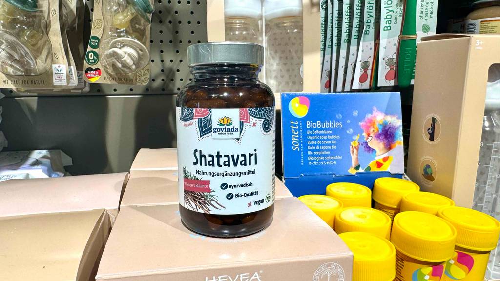 Im Test: Das Shatavari-Nahrungsergänzungsmittel in der braunen Dose steht in einem Verkaufsbereich.