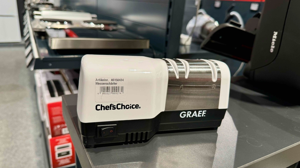 Der getestete elektrische Messerschärfer steht in einem Regal, mit dem Barcode und der Artikelnummer zu sehen.