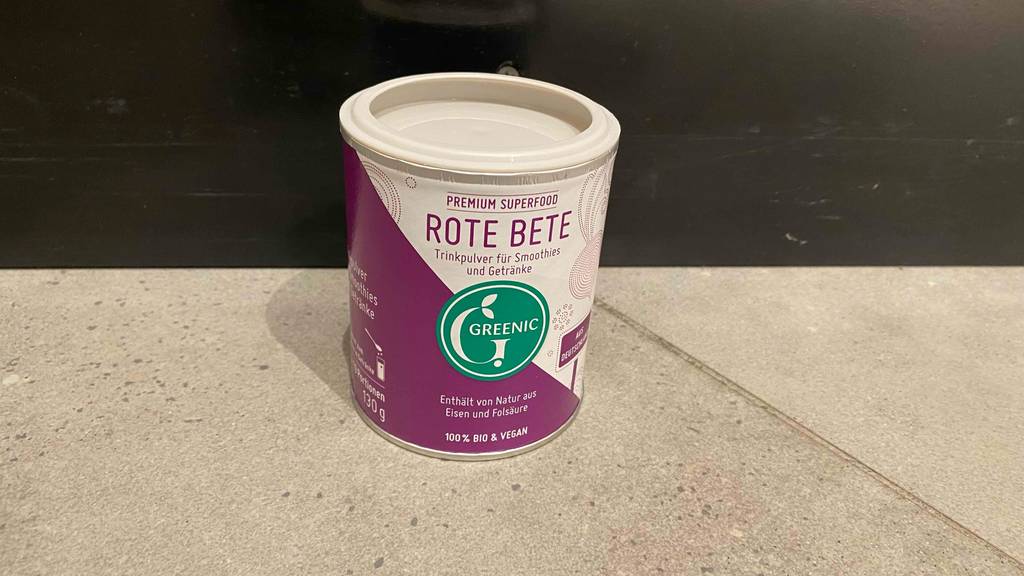 Eine Dose des getesteten Rote-Beete-Pulvers auf einer hellen Oberfläche vor einer dunklen Wand.