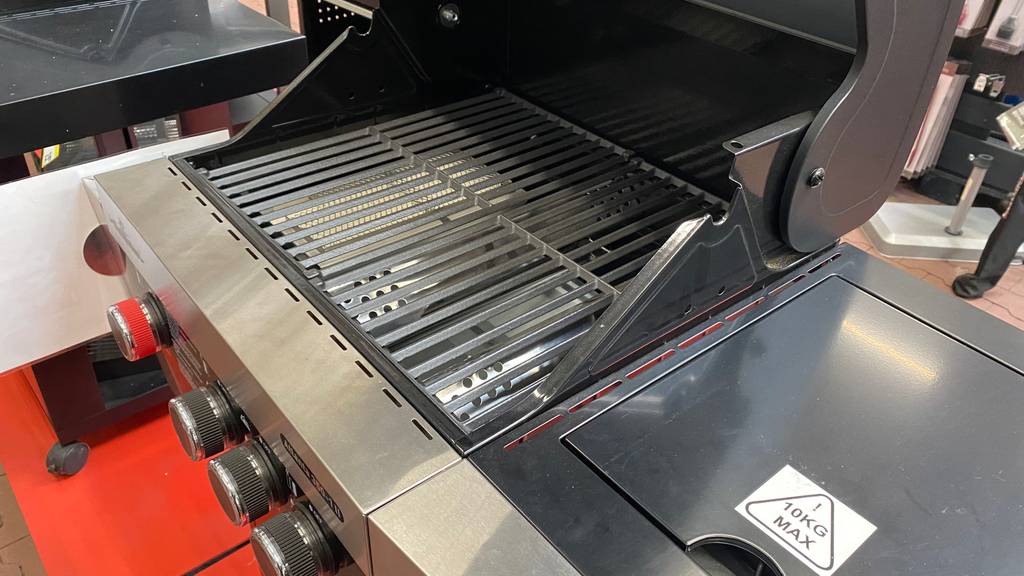 Nahaufnahme der Grillfläche und der Bedienelemente eines getesteten Gasgrills mit 2 Brennern.