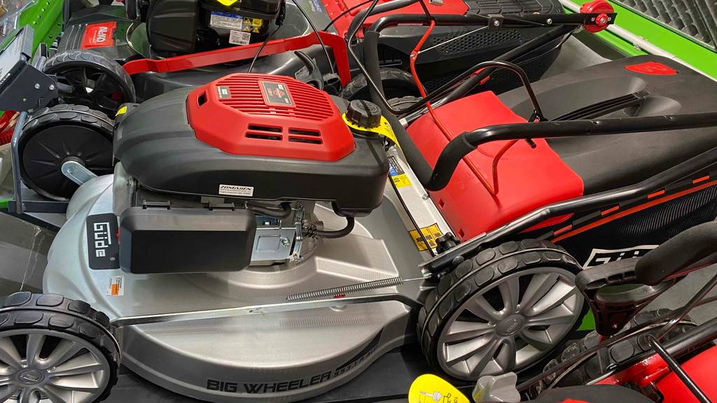 Seitliche Ansicht eines getesteten Benzin-Rasenmähers mit Mulchfunktion