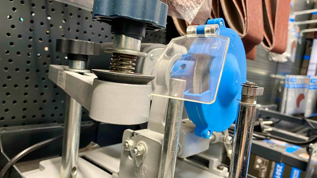 Nahaufnahme von vorhandenen Teilen eines getesteten Sägeblatt-Schärfgeräts.