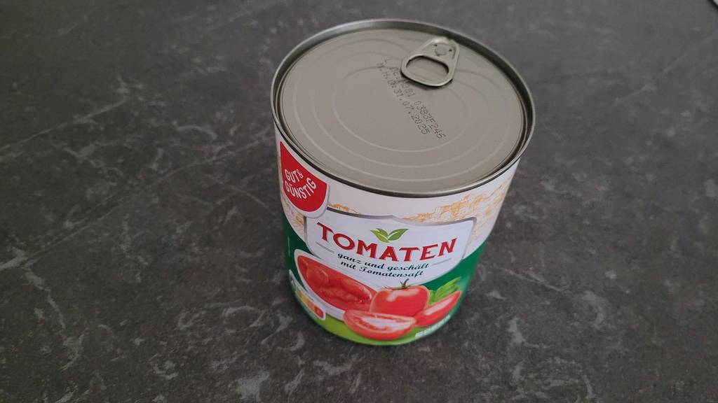 Dosentomaten getestet: eine verschlossene Dose Dosentomaten ist auf einer grauen Fläche platziert.