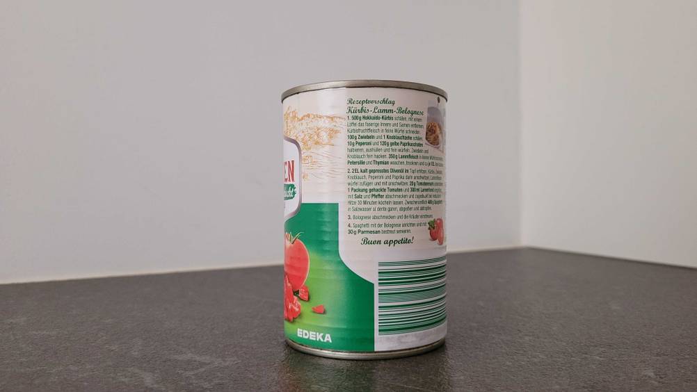 Eine Dose getestete gehackte Tomaten von der Seite inklusive Rezeptaufdruck.